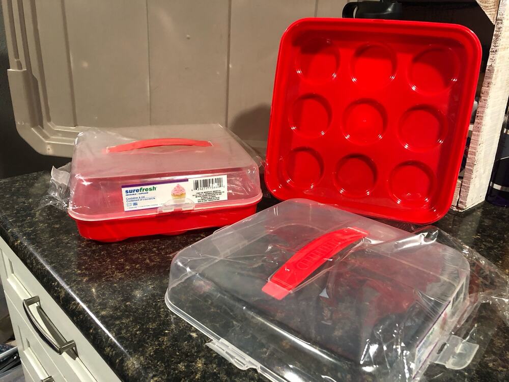 2 Surefresh red reusable 9 cupcake container & Lid locking lids NEW